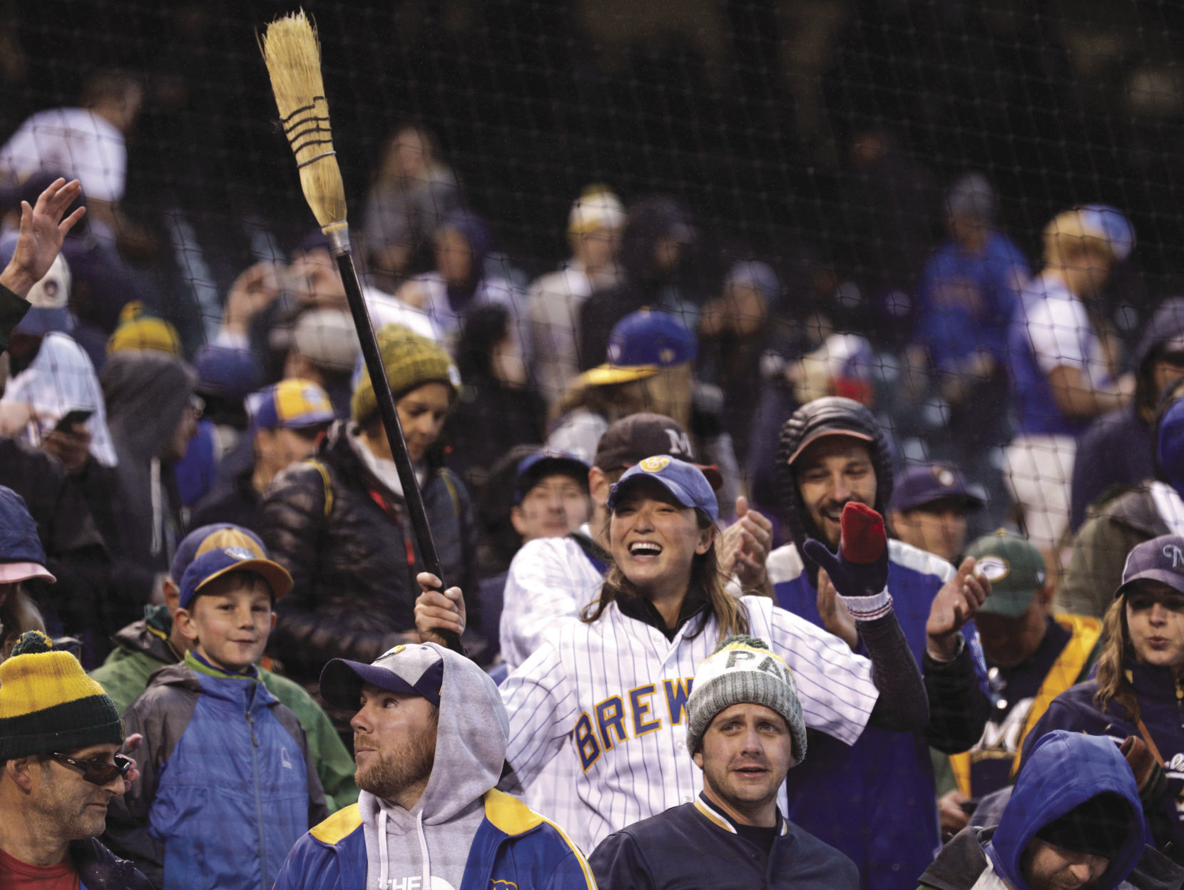 Milwaukee brewers fans